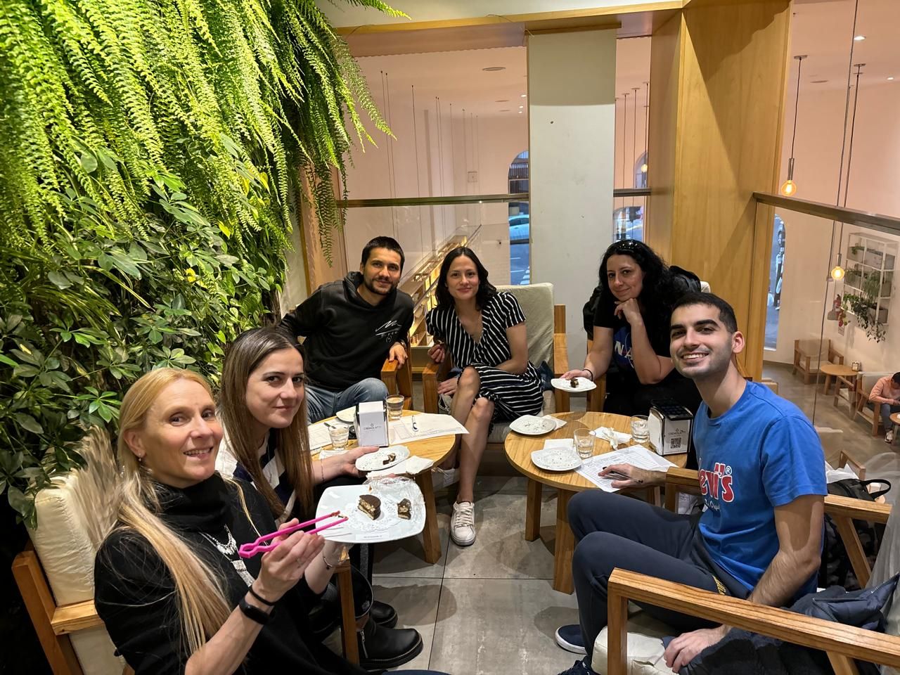 Grupo de amigos sonriendo después de una cata