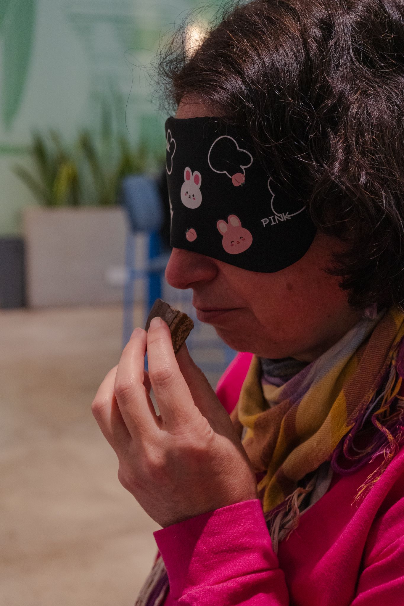 Participante con antifaz oliendo una muestra
