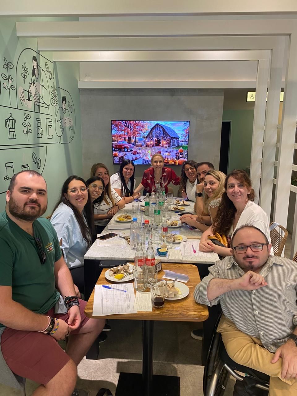Grupo sonriendo alrededor de la mesa de cata