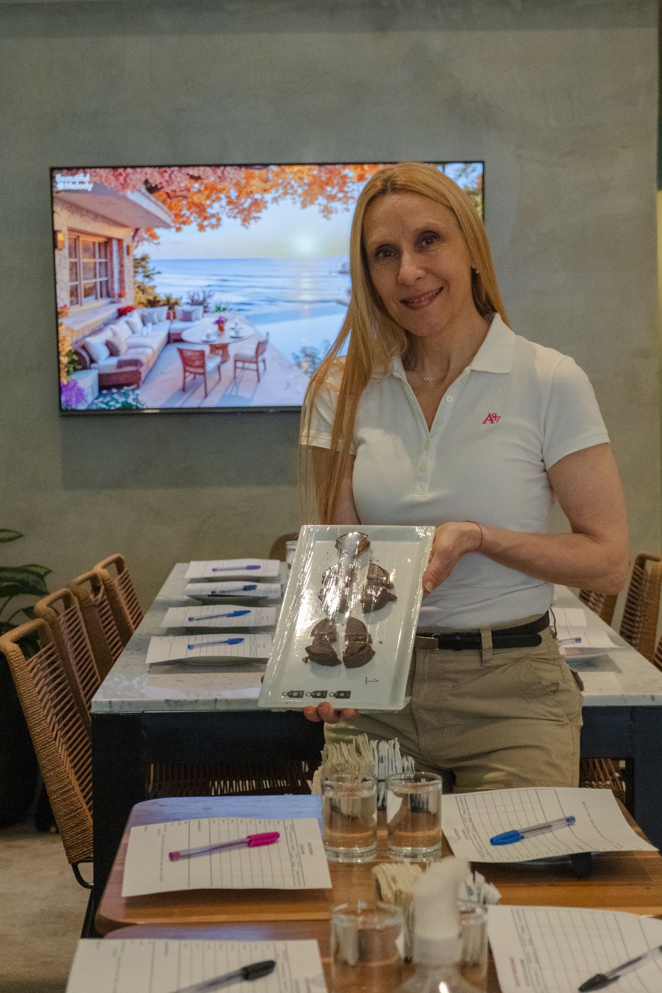 Luciana, la anfitriona, presentando una bandeja de muestras
