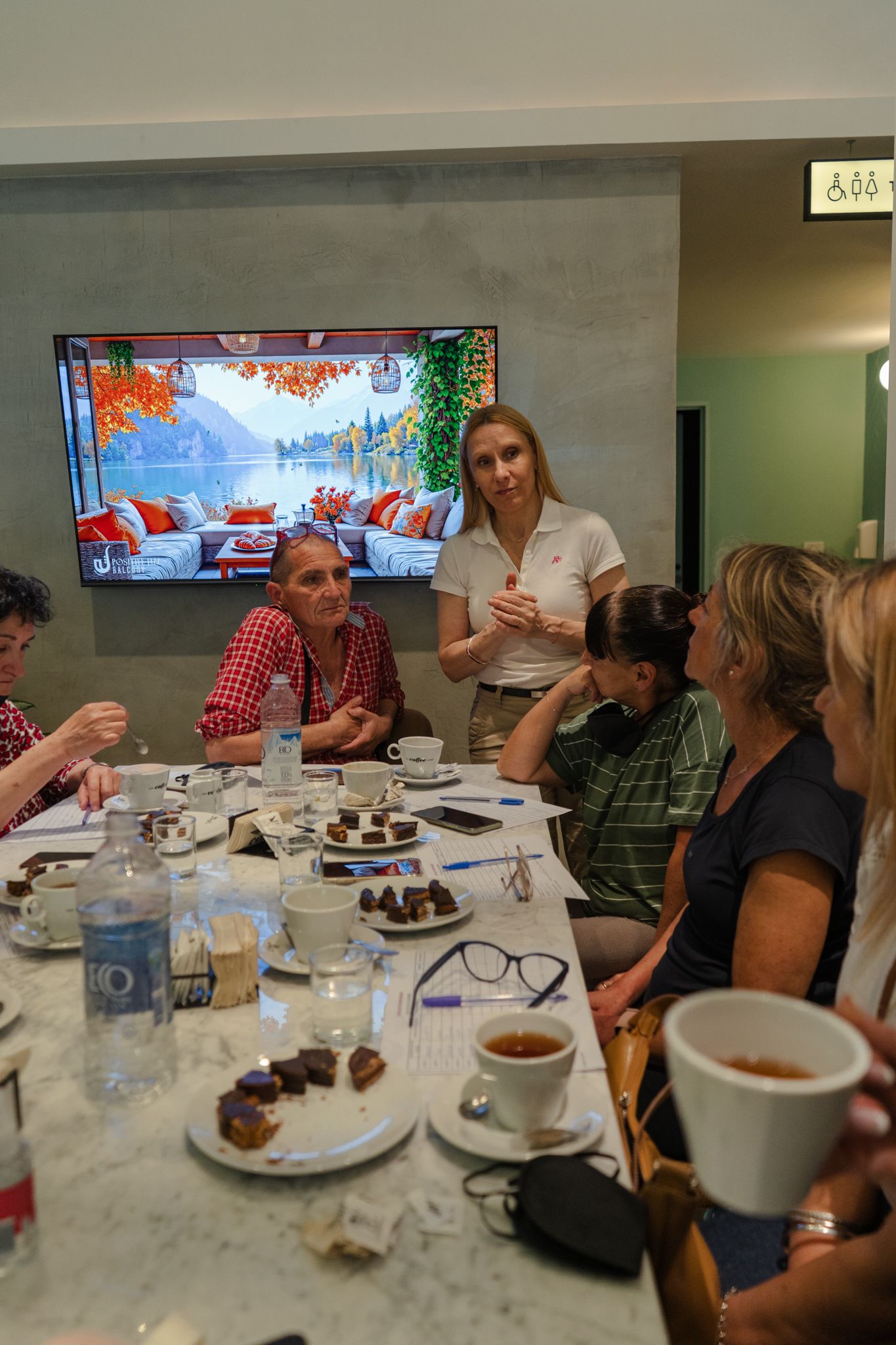 Luciana explicando la dinámica a la mesa