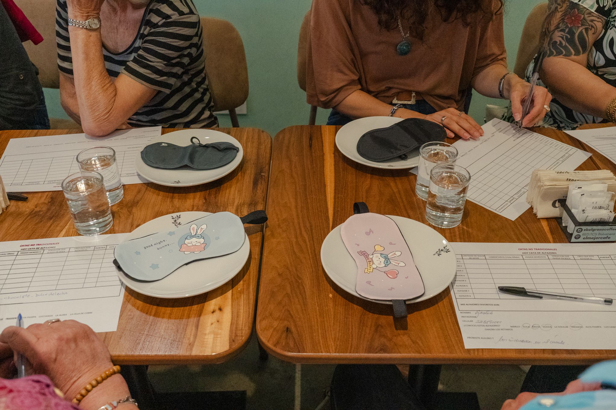 Mesa de cata con antifaces y planillas de puntaje
